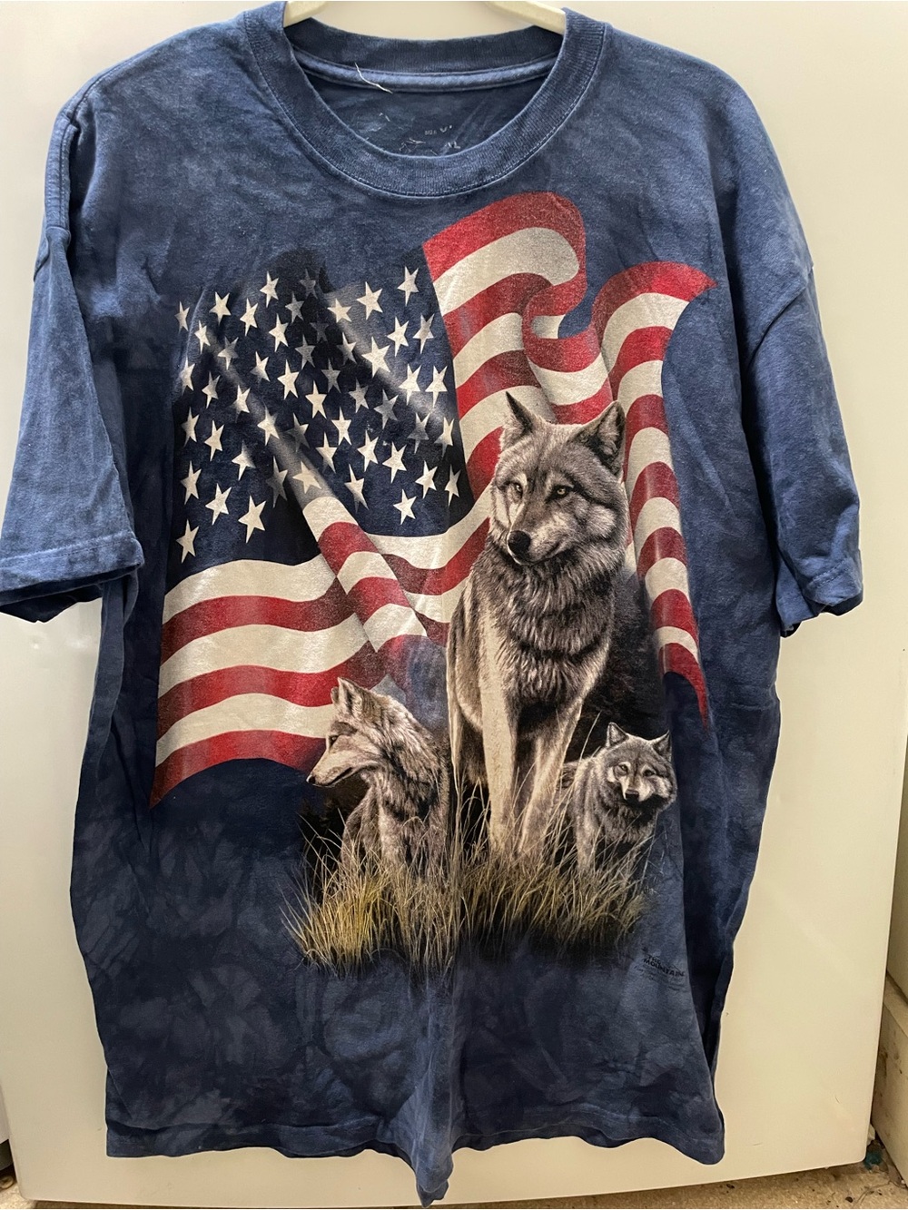 The Mountain White Wolf American Flag Graphic Men's T-Shirt Blue Swirl XL